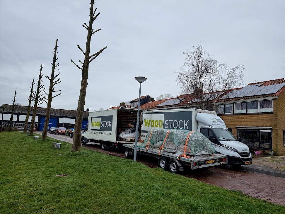 Vrachtwagens van Woodstock Vloeren op locatie voor het verwerken van schuimbeton en vloer isolatie bij een woningproject